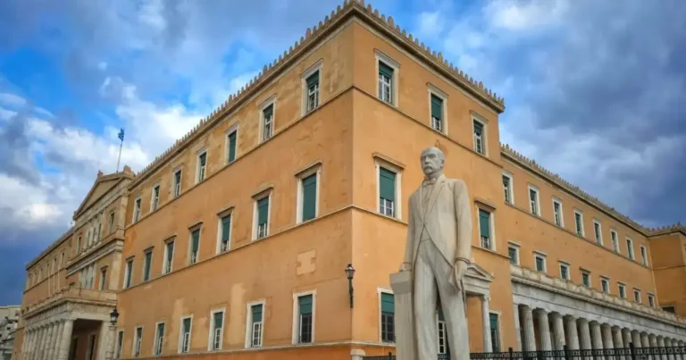 Επιβράδυνση ανάπτυξης και νέες πληθωριστικές πιέσεις στην ελληνική οικονομία