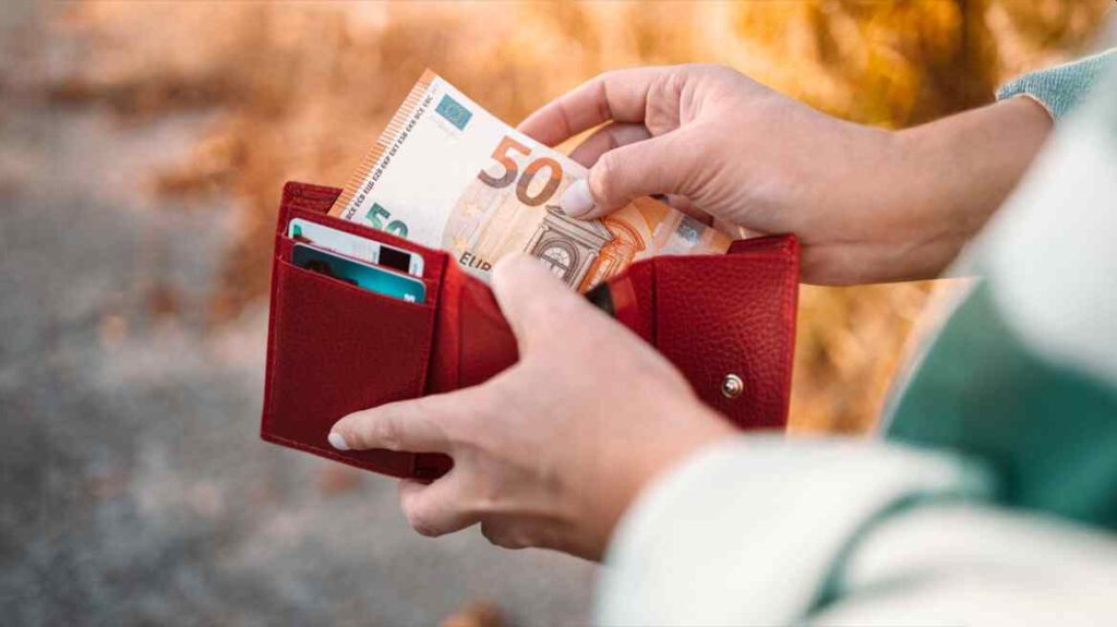 Αύξηση μισθών στο Δημόσιο: +40 ευρώ αναδρομικά από 1η Απριλίου